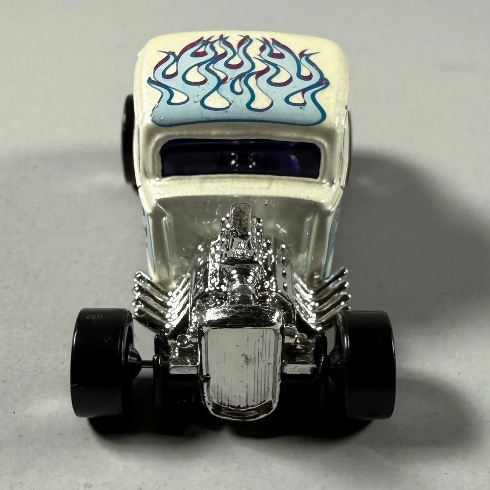 Hot Wheels 1932 Ford White Flames Die-Cast 1:64